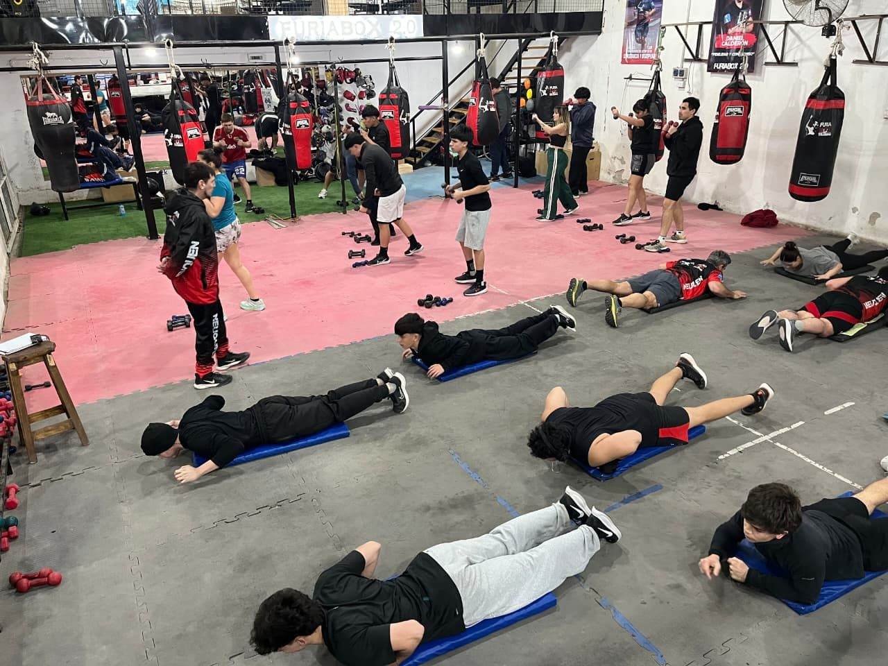 Clase de boxeo para adolescentes en furiabox Neuquén