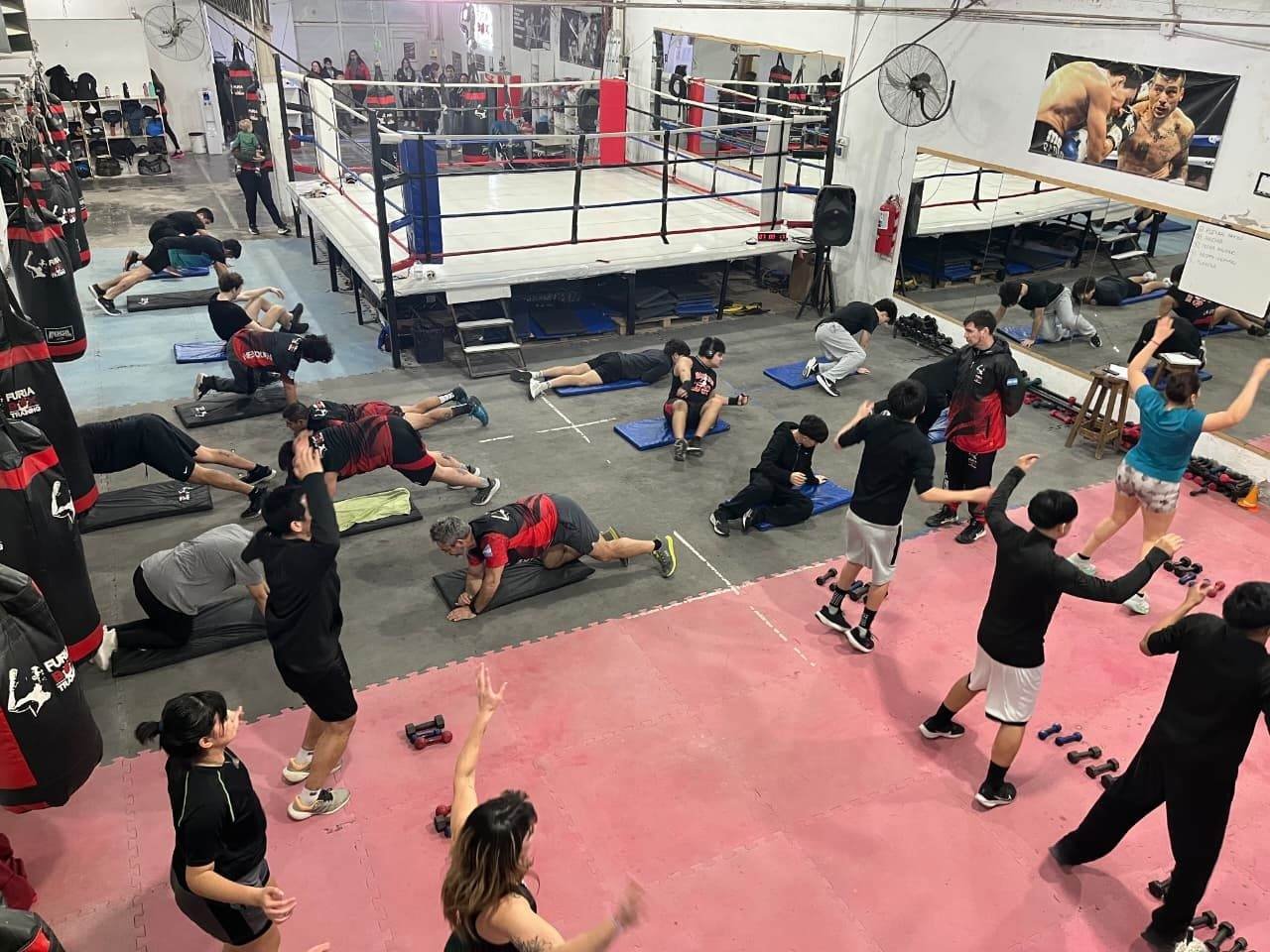 Grupo entrenando boxeo alrededor del ring de furiabox Neuquén