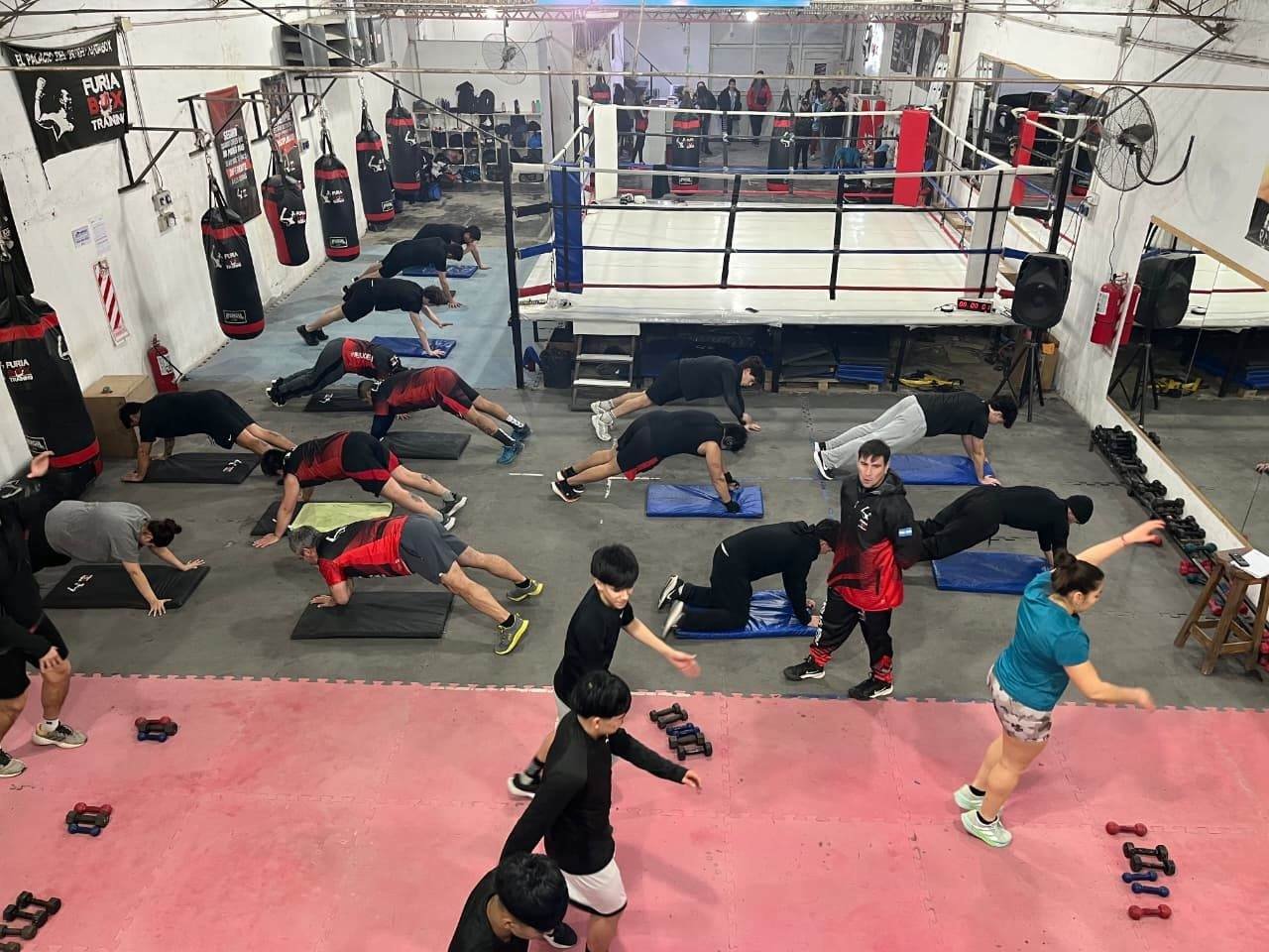 Clase de boxeo en acción junto al ring de furiabox, Neuquén