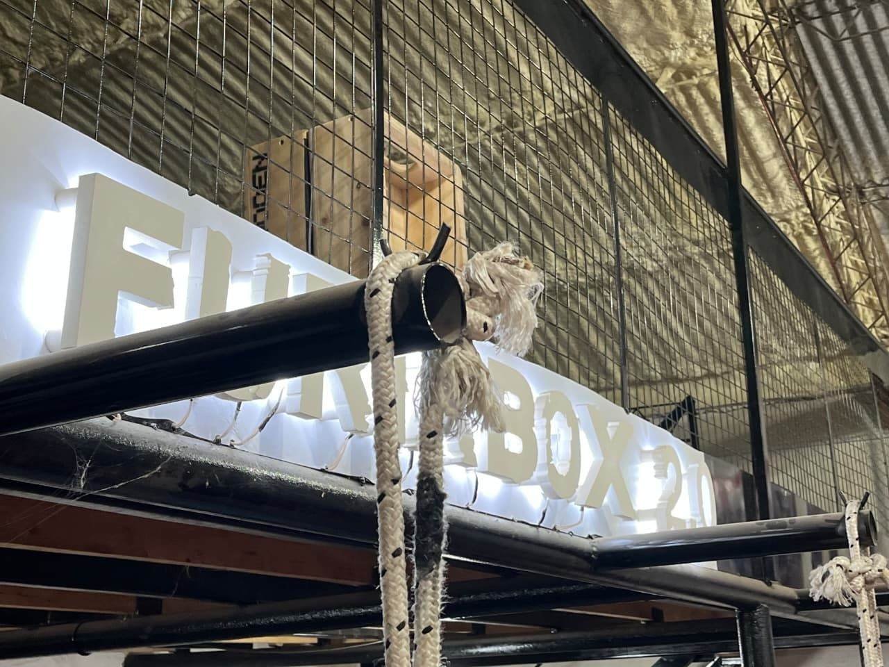 Interior del Palacio del Boxeo furiabox con el ring