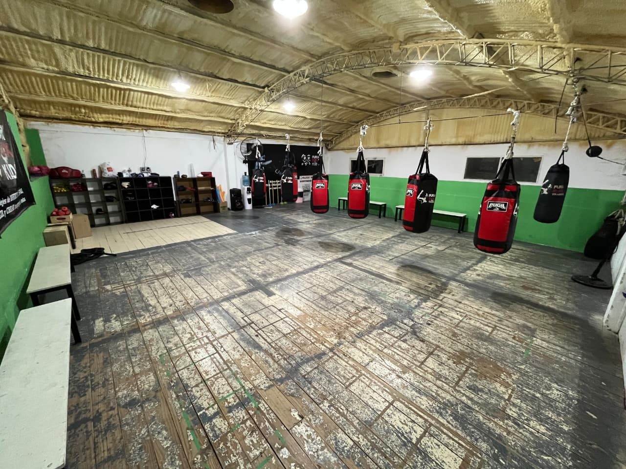 Sala de bolsas de boxeo de furiabox
