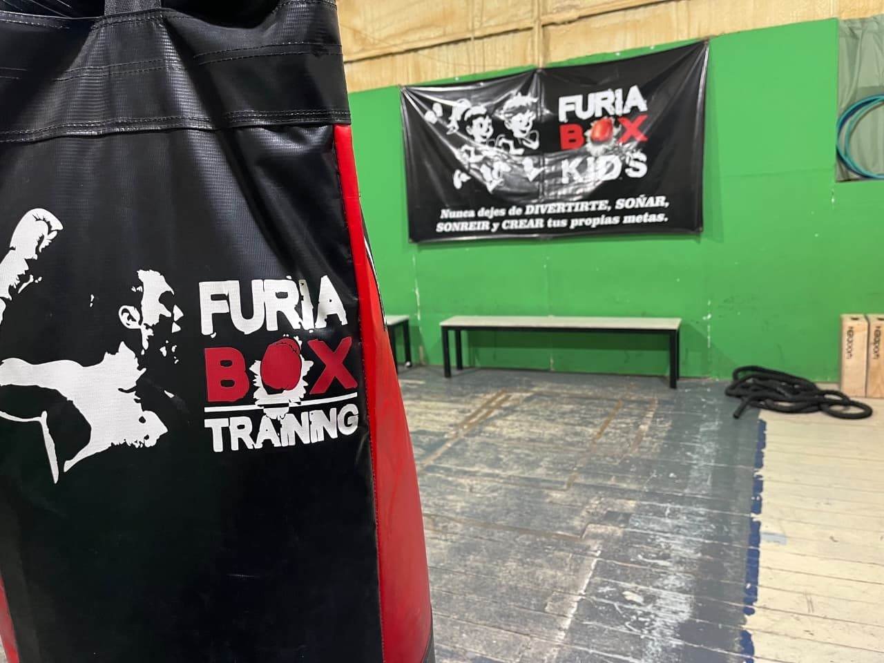 Cartel de Furia Box Training en Neuquén