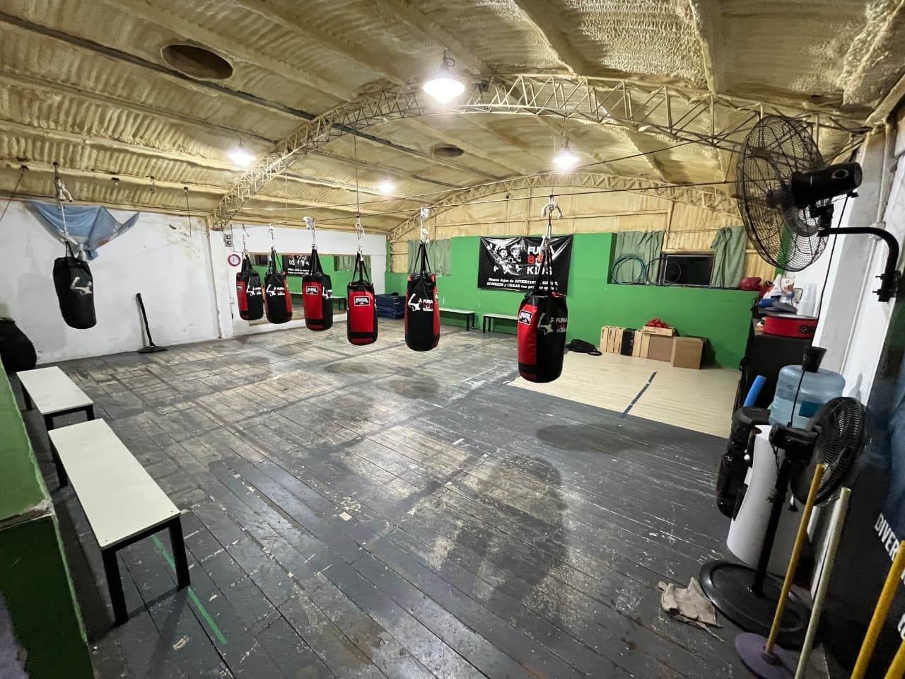 Vista interior de furiabox con ring y pared verde
