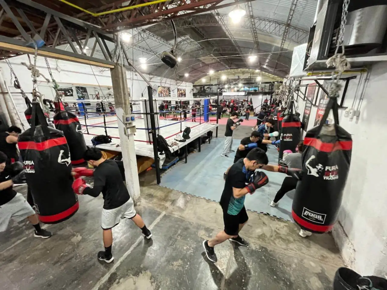 Grupo entrenando en las bolsas rojas de furiabox 2.0