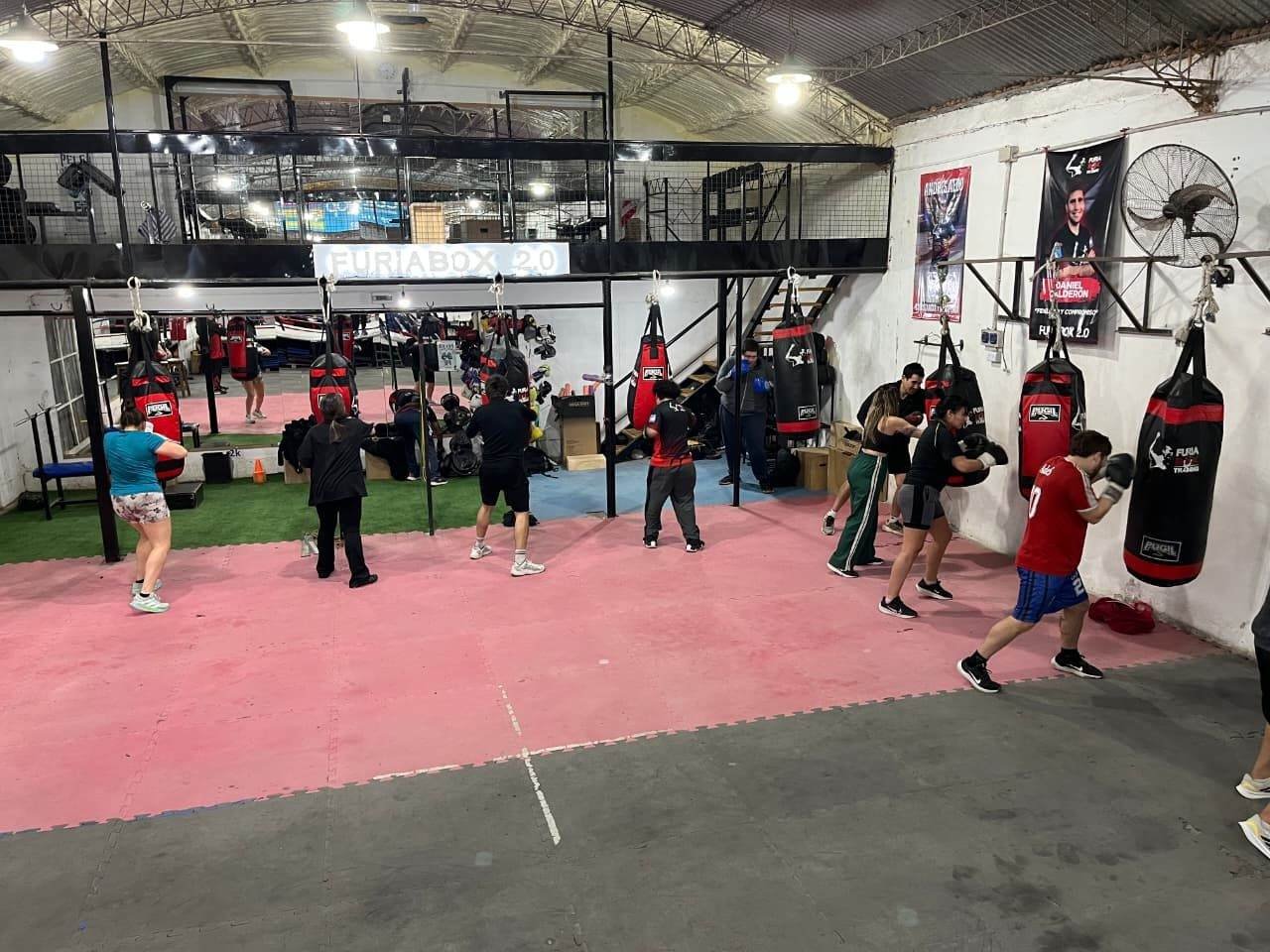 Entrenamiento en las bolsas sobre el piso rojo de furiabox