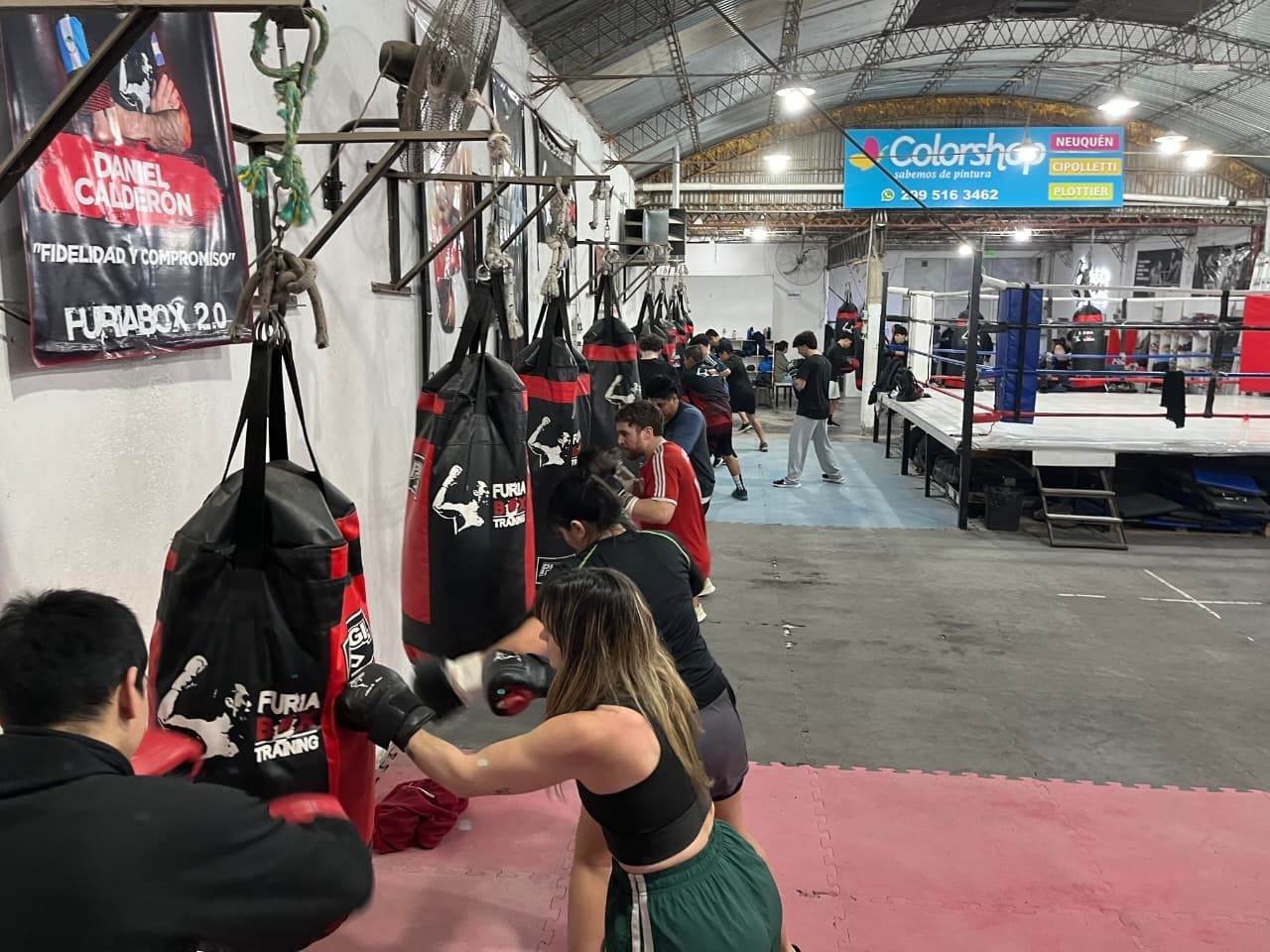 Sesión de golpeo en las bolsas colgantes de furiabox