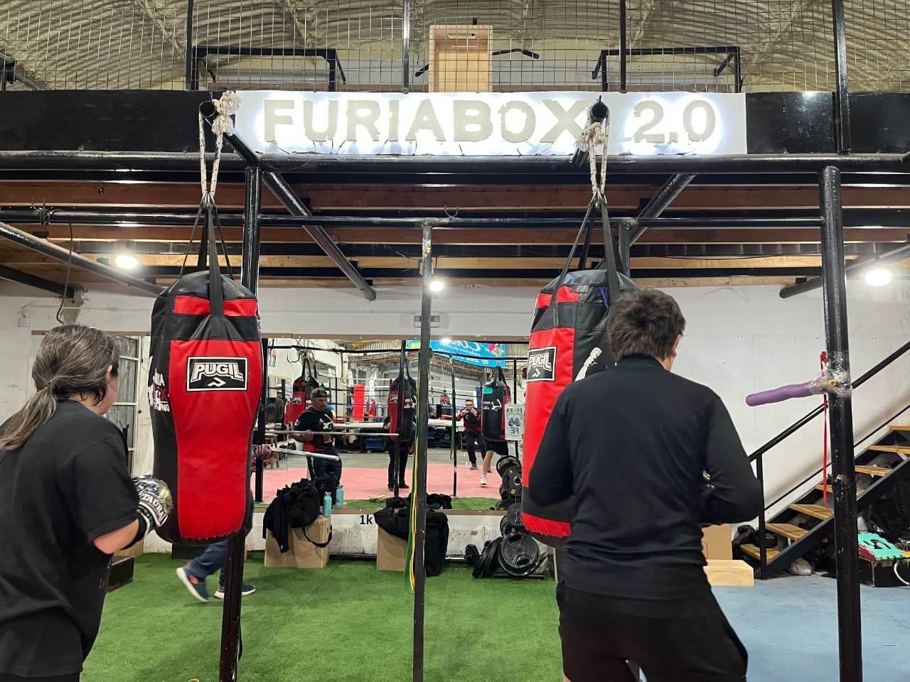 Fila de bolsas de boxeo rojas de furiabox