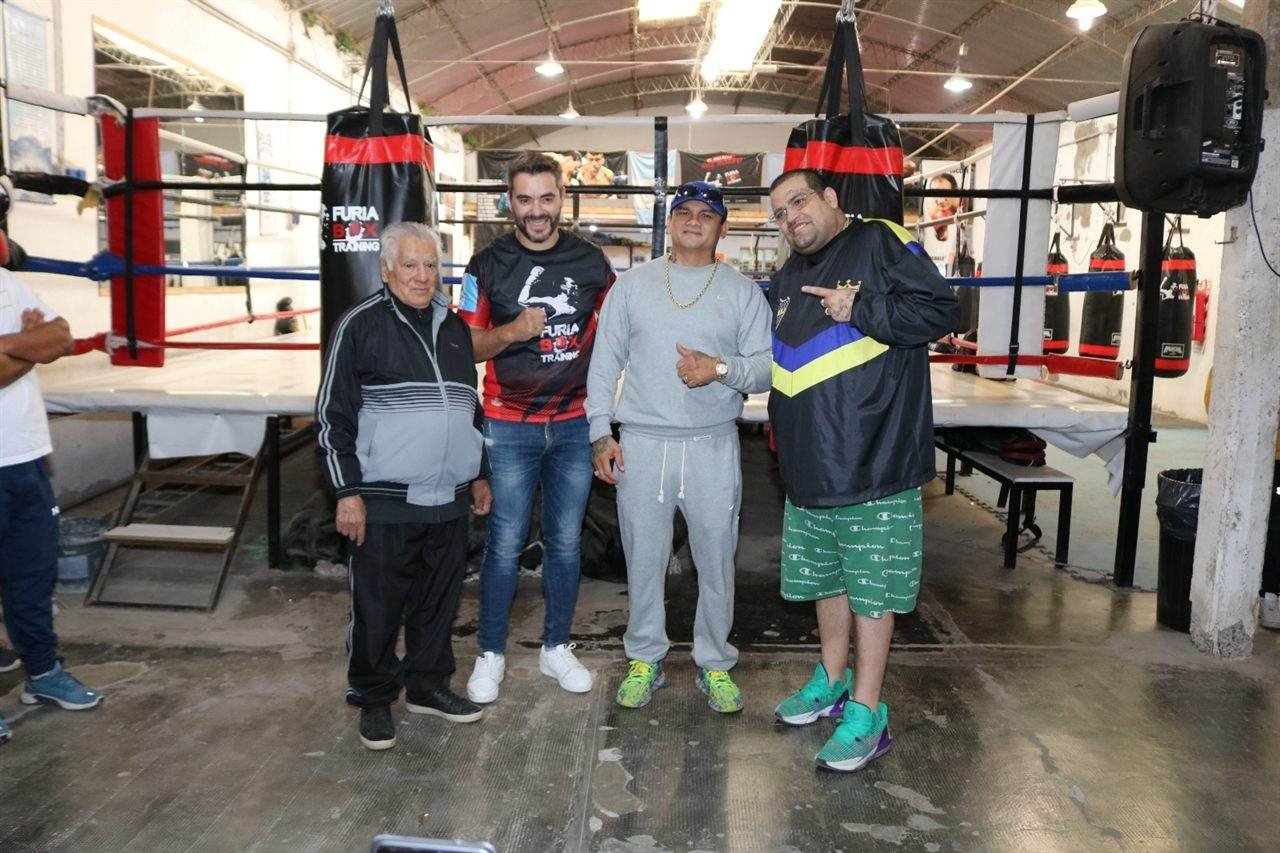 Grupo posando junto al ring y las bolsas de furiabox, Neuquén