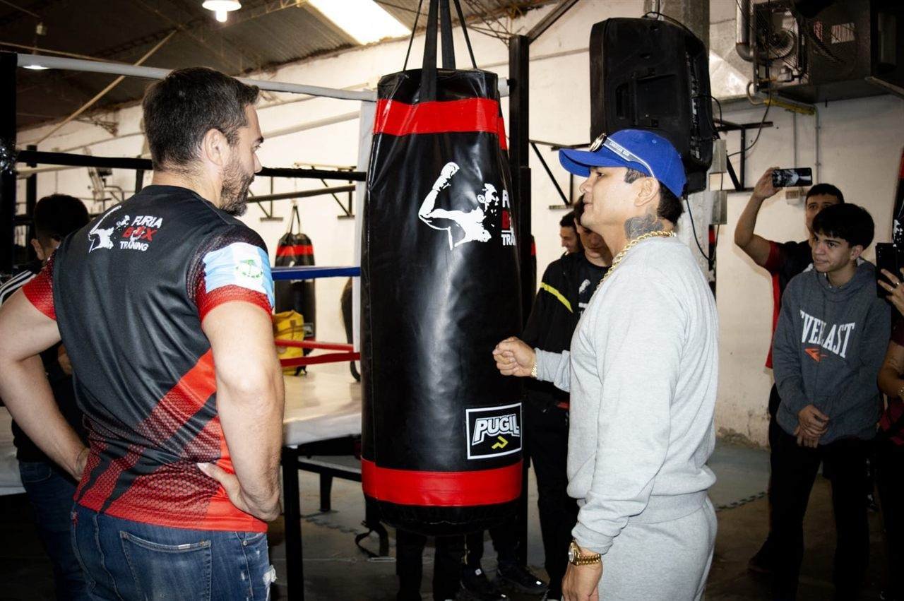 Entrenadores conversando junto a las bolsas de furiabox