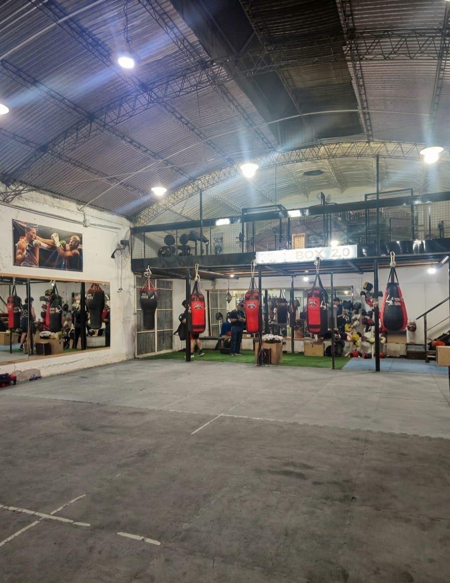 Sala de bolsas rojas bajo el cartel BOX 2.0 en furiabox