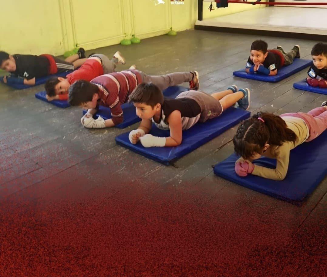 Niños y niñas en una clase de furiabox Kids en Neuquén