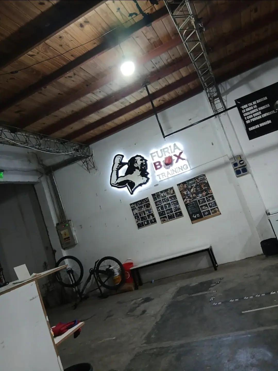 Logo de furiabox iluminado en la pared